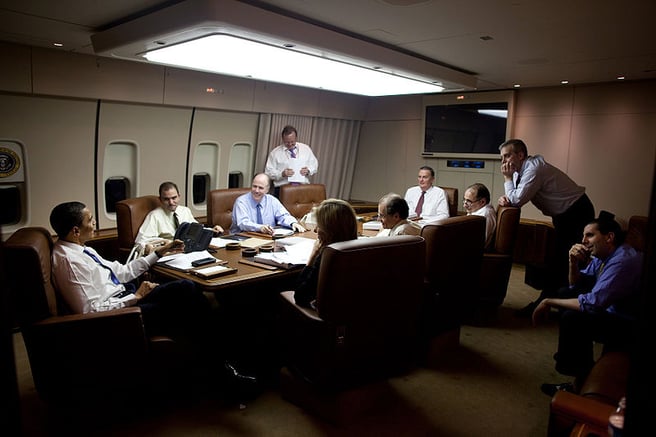 800px-Barack_Obama_with_his_staff_in_the_meeting_room_of_Air_Force_One