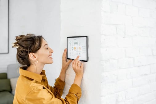 woman-controlling-home-with-a-digital-touch-screen-F2J8BGY-1